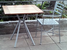 Silla BACO con brazos con Base TRITON y tablero de madera de incienso